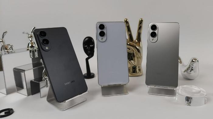 GALAXY S25 EDGE - Tiga varian warna Samsung Galaxy S25 Edge, yaitu Titanium Black, Titanium Icyblue, dan Titanium Silver.