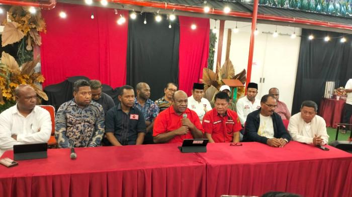 PSU GUBERNUR PAPUA - Ketua Tim Pemenangan BTM- CK, Mukri Hamadi, (Tengah) Pasangan calon Gubernur dan Wakil Gubernur Papua nomor urut 1, Benhur Tomi Mano- Constant Karma (BTM- CK), dan Partai Pengusung saat menggelar jumpa pers di kediaman BTM, Rabu (6/8/2025) malam. Berdasarkan hasil hitung cepat yang dilakukan oleh lembaga survei nasional Poltracking Indonesia, perolehan suara pasangan ini lebih unggul dari pasangan lawan.
