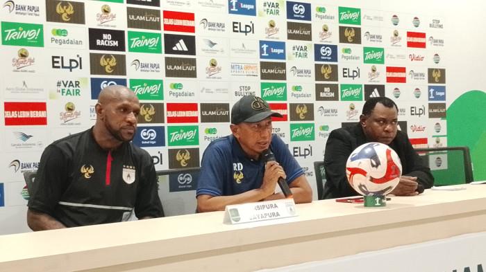 PERSIPURA - Pelatih Persipura Jayapura, Rahmad Darmawan (tengah) dan Boaz Salosa (kiri) memberikan keterangan pers di Stadion Lukas Enembe, Kabupaten Jayapura, Papua, usai menang atas Barito Putera (25/10/2025).