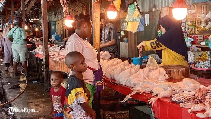 Pedagang ayam potong Hasmirah saat melayani pembeli di Pasar Pharaa Sentani, Distrik Sentani, Kabupaten Jayapura, Papua