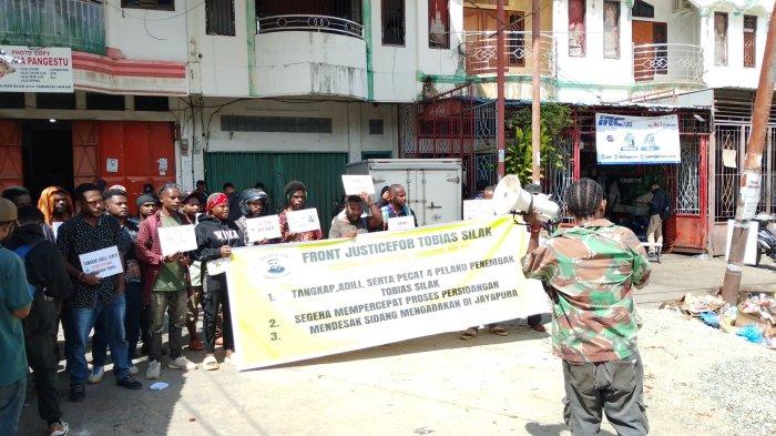 PENEMBAKAN WARGA SIPIL: Front Justice for Tobias Silak menggelar aksi demonstrasi di Perumnas III Waena Kota Jayapura, Papua, Senin (26/5/2025). Mereka menuntut keadilan atas kematian Tobias Silak usaia ditembak peluru aparat.