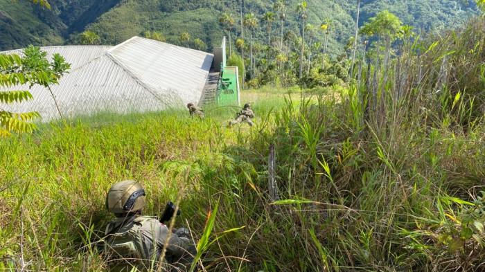 KONTAK TEMBAK - Satgas Operasi Damai Cartenz saat melakukan kontak tembak dengan KKB di Kiwirok, Pegunungan Bintang, Senin, (29/9/2025). KKB dilaporkan membakar puskesmas dan rumah dinas kesehatan.