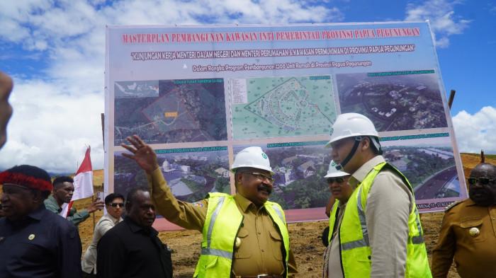 PAPUA PEGUNUNGAN - Gubernur Papua Pegunungan John Tabo (kiri) dan Menteri PKP Maruarar Sirait saat berdiskusi di Gunung susu Wamena Kabupaten Jayawijaya, Provinsi Papua Pegungan Selasa, (12/08/2025). Menteri PKP memastikan Presiden memerintahkan untuk membangun 2.200 rumah sehat untuk masyarakat Papua Pegunungan.
