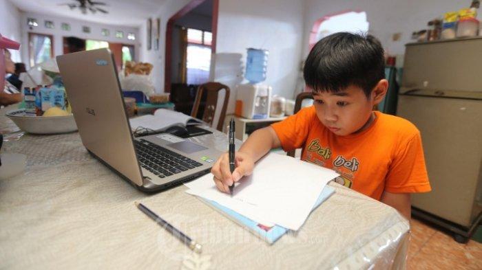 Christabel, siswa SDK Penabur, Duren Sawit, mengerjakan tugas sekolah di rumahnya di kawasan Jatinegara, Jakarta Timur, Jumat (27/3/2020). Ia menggunakan situs Google Classroom untuk menerima pelajaran dari gurunya yang juga mengajar dari rumah saat terjadinya wabah Covid-19.