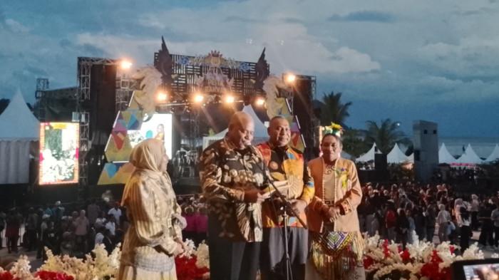 PESTA RAKYAT - Gubernur Papua, Mathius Fakhiri, menyampaikan sambutan di hadapan ribuan rakyat di halaman Kantor Gubernur Papua, Kota Jayapura, Jumat (31/10/2025).