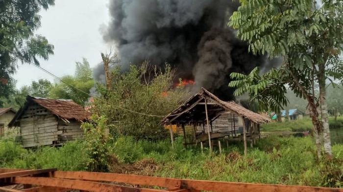 PENYERANGAN KKB - Kelompok Kriminal Bersenjata (KKB) Kodap XVI Yahukimo pimpinan Elkius Kobak kembali melakukan aksi kejahatan bersenjata dengan menembak seorang warga sipil bernama Indra Guru Wardana di Distrik Kolf Braza, Kabupaten Asmat, Minggu (21/9/2025).