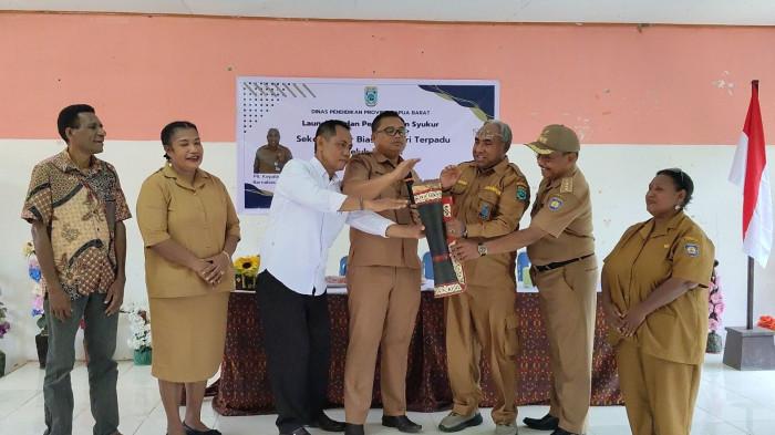 Momen Kadisbudpora Teluk Bintuni, Henry Kapuangan bersama Kepala Dinas Pendidikan Papua Barat, Barnabas Dowansiba dan sejumlah pihak saat melauching SLB Negeri Terpadu pertama di Teluk Bintuni, Selasa (14/10/2025)