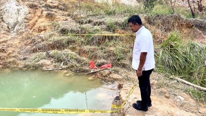 TENGGELAM - Lokasi bekas galian C tempat ditemukannya dua orang bocah kakak beradik tewas tengelam, mereka merupakan warga Jalan Badak Ujung, Kelurahan Tuah Negeri, Kecamatan Tenayan Raya, Kota Pekanbaru, Selasa (9/9/2025) pagi