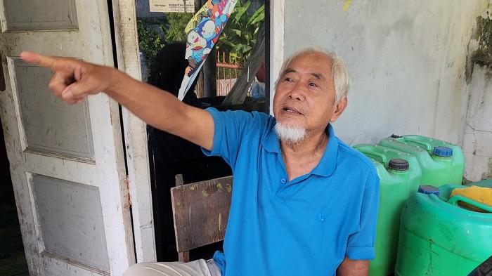 TRAUMA - Mulyadi dari RT 022 Tanjung Palas trauma ledakan di kilang Dumai Pertamina.
