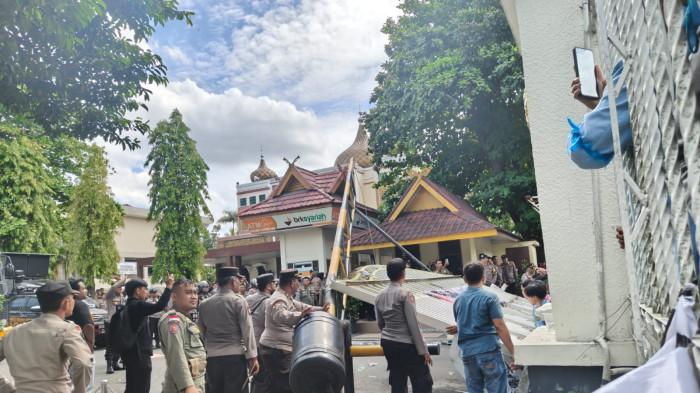 ROBOH - Demo Mahasiswa di Kantor Gubernur Riau Memanas Kamis (14/8/2025), Pagar Gerbang Dirobohkan