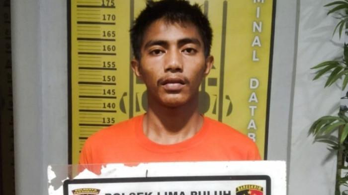 Pelaku Andika Destian saat diamankan di Mapolsek Limapuluh, Kota Pekanbaru, Riau, Minggu (19/10/2025).