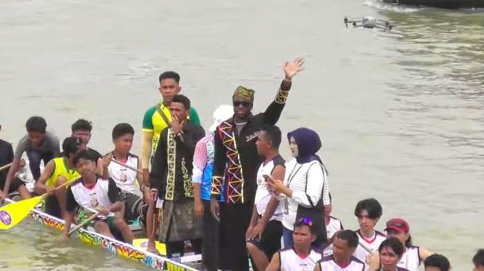 TEPIAN NAROSA - Rapper Melly Mike saat berkesempatan menaiki jalur menyusuri Tepian Narosa, yang menjadi arena event Pacu Jalur di Kabupaten Kuansing, Riau, Minggu (24/8/2035)/Rizky Armanda
