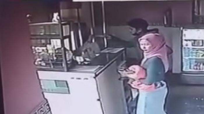 Rekaman CCTV wanita hamil Anti Puspita Sari diduga saat check-in di hotel tempat dirinya ditemukan tewas.