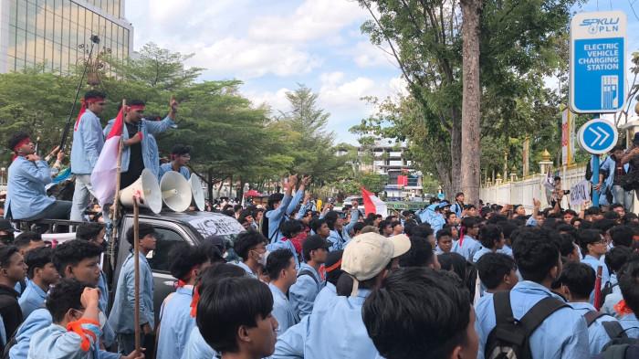DEMONSTRASI - Aksi demonstrasi ratusan mahasiswa Universitas Riau (UNRI) di Kantor Gubernur Riau, Kamis (14/8/2025). Aksi demo berlangsung panas dan penuh ketegangan.