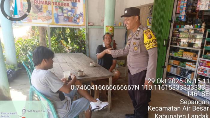 PATROLI SIANG - Personel Polsek Air Besar melaksanakan patroli siang sekaligus menyapa warga di sejumlah titik pemukiman dan area publik, Rabu 29 Oktober 2025. Patroli tersebut tidak hanya berfokus pada pemantauan situasi lingkungan, tetapi juga menjadi sarana bagi polisi untuk menjalin kedekatan dengan masyarakat.