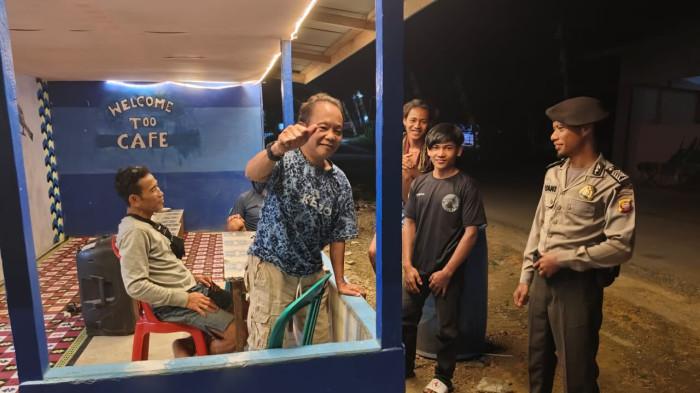 TITIK KERAMAIAN - Personel Polsek Air Besar melaksanakan patroli malam ke sejumlah lokasi dan titik keramaian masyarakat, Selasa 9 September 2025.  Kegiatan ini dilakukan sebagai upaya preventif untuk menjaga keamanan dan ketertiban masyarakat (Kamtibmas) sekaligus mempererat hubungan antara polisi dengan warga.