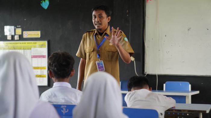 MENGAJAR - Rahmat Putra Yudha, Guru Bahasa Inggris sedang mengajar di SMP Negeri 13 Pontianak, Kota Pontianak, Senin, 13 Oktober 2025. Ia berhasil meraih penghargaan International Creativity in Schools Awards 2025 pada ajang Creativity in Education Summit (CES) yang diselenggarakan oleh Global Institute of Creative Thinking (GIoCT) bekerja sama dengan UNESCO IITE Worldwide Prize Competition, pada 17–18 September 2025 di Paris, Prancis.