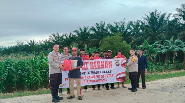 JUMAT BERKAH - Kapolsek Singkawang Selatan, Iptu Aditya Arya Nugroho, STrK, MH, SIK bersama personel laksanakan Jumat Berkah, di Perkebunan Kelompok Tani, Jumat 19 September 2025.