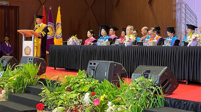 Rektor Widya Dharma Hadi Santoso memberi kata sambutan.