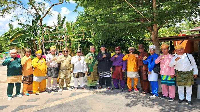 MENDAPAT GELAR - Sugioto (tengah) mendapat gelar Dato Sri Yudha Pakunegara dari Kerajaan Pakunegara Tayan. Gelar ini diberikan pada Malam Penganugerahan Gelar Kebesaran Kerajaan Pakunegara Tayan di Istana Kerajaan Pakunegara Tayan, Selasa 28 Oktober 2025.