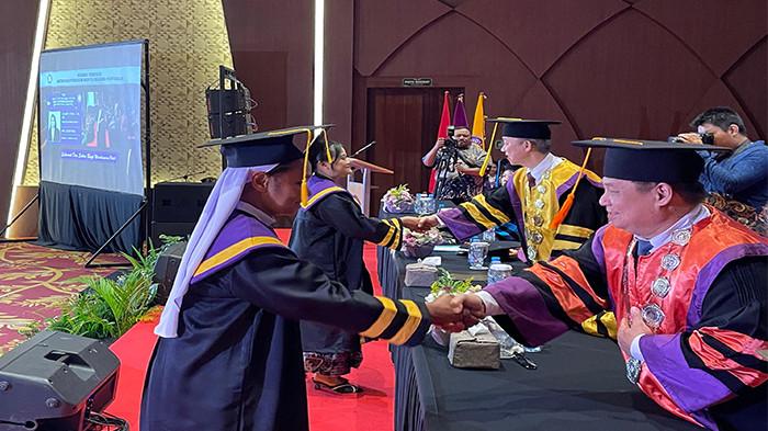 WISUDA - Universitas Widya Dharma Pontianak (UWDP) menyelenggarakan Rapat Senat Terbuka Wisuda S1 dan S2 Tahun Akademik (TA) 2024/2025 di Function Hall Qubu Resort, Jalan Arteri Supadio A Yani 2 Kubu Raya, Senin 27 Oktober 2025.