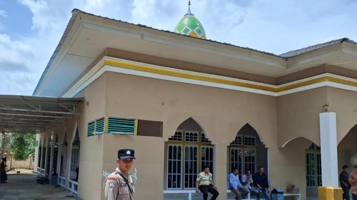 AMANKAN MASJID - Personel Polsek Kuala Behe melaksanakan kegiatan pengamanan di Masjid Nurul Iman, yang terletak di Dusun Sejaya Desa Kuala Behe, Kecamatan Kuala Behe, Jumat 31 Oktober 2025. Pengamanan dilakukan sebagai bentuk pelayanan Polri kepada masyarakat, khususnya dalam memberikan rasa aman bagi para jamaah yang tengah beribadah.