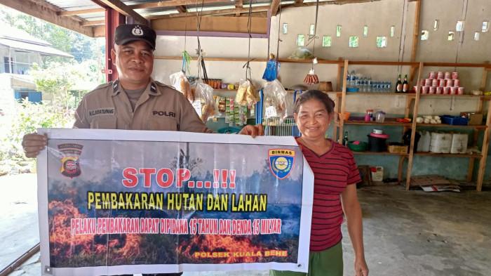 SOSIALISASI KARHUTLA - Bhabinkamtibmas Polsek Kuala Behe Aipda Heri Chandra Simatupang memberikan sosialisasi tentang karhutla kepada warganya di Desa Kuala Behe, Kecamatan Kuala Behe, Kabupaten Landak, Kamis 2 Oktober 2025. Langkah ini bertujuan untuk melindungi lingkungan, menjaga keamanan, dan mencegah kerugian yang disebabkan oleh kebakaran.