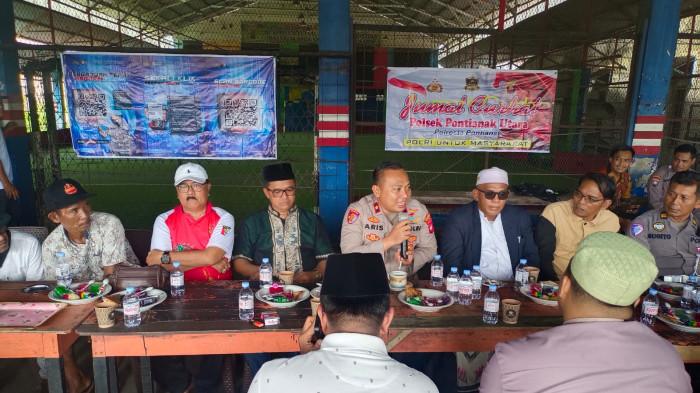 JUMAT CURHAT - Kegiatan Jumat curhat Polsek Pontianak Utara bersama sejumlah tokoh dan masyarakat di Teras Lapangan Futsal Dhony Jalan Parwasal kelurahan siantan Tengah, Jumat 31 Oktober 2025.