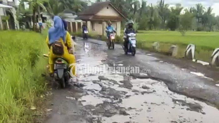 Kerusakan jalan pada akses menuju objek wisata Gunung Galunggung yang berada di Kampung Pasanggrahan, Desa Gunungsari, Kecamatan Sukaratu, Kabupaten Tasikmalaya, Jawa Barat, dikeluhkan warga yang melintas di sana.