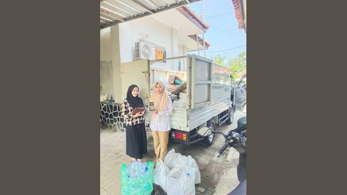 Penjemputan sampah dari Disparbud Kabupaten Pangandaran.