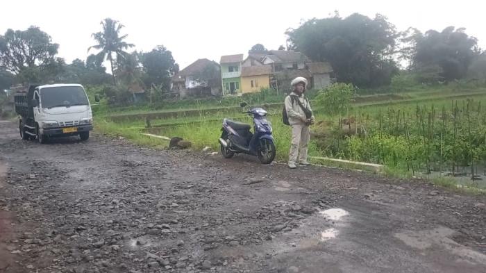 JALAN RUSAK - Kondisi jalan yang rusak akibat belum ada perbaikan dari Pemkot Tasikmalaya berlokasi di Kampung Bengkok, Sukalaksana, Bungursari, Kota Tasikmalaya, Senin (20/10/2025).