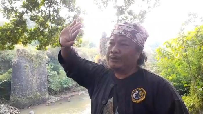 PENINGGALAN SEJARAH - Tokoh Sukamanah Kota Tasikmalaya Idi Suhara meminta perhatian Pemkot Tasikmalaya terhadap tugu perjuangan di kawasan Karang Resik saat pemasangan bendera merah putih, Minggu (10/8/2025).