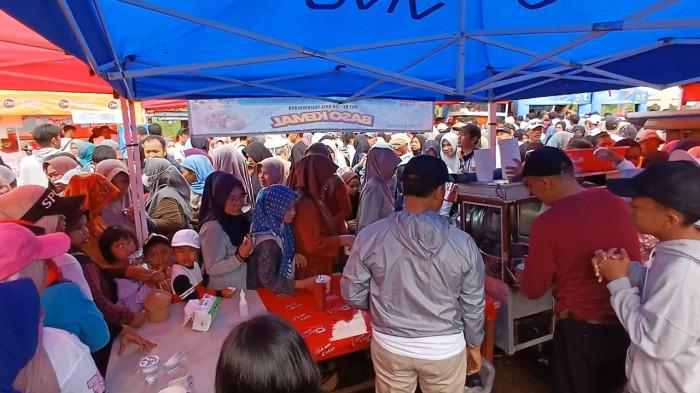 warga antre Bakso gratis