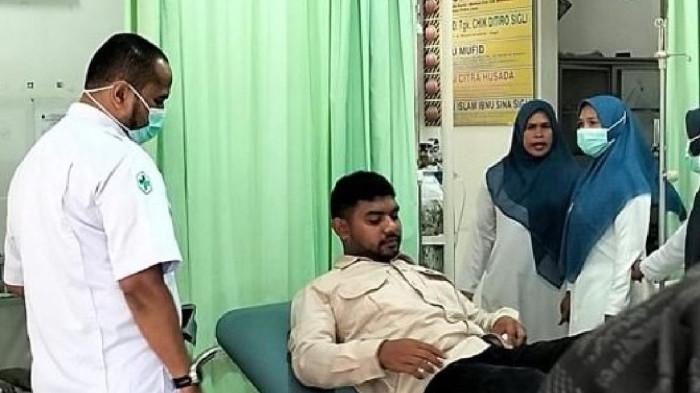 Kepala Dapur SPPB MBG Trienggadeng, Muhmmad Reza, saat dirawat di Puskesmas Trienggadeng