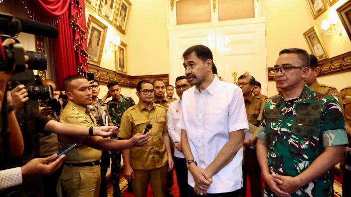 MUALEM MEMBERIKAN KETERANGAN PERS