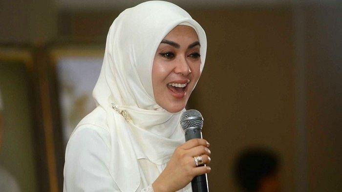 CINCIN MEWAH SYAHRINI - Potret Syahrini di acara 'Syahrini Berbagi', di Masjid Az Zikra, Perumahan Bukit Az Zikra, Sentul, Bogor, Jawa Barat, Sabtu (1/6/2019). Terbaru, Syahrini nampak menggunakan cincin senilai Rp18 miliar di pesta ulang tahunnya pada 1 Agustus 2025