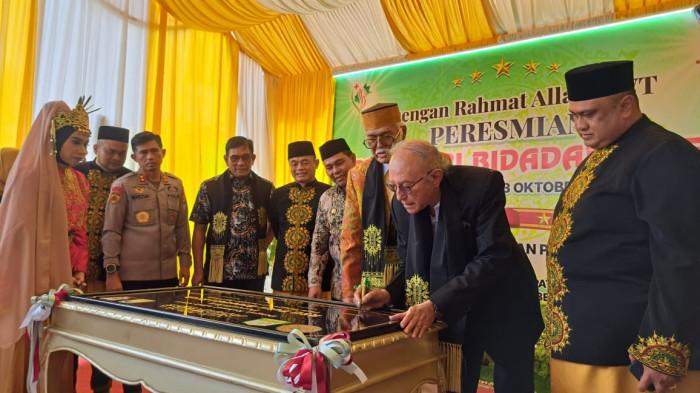 Wali Nanggroe Aceh, Tgk Malik Mahmud Al Haythar bersama Direktur Utama PT Ade Putri Medikal Nusantara, Firmansyah SE MARS (kiri kedua) dan penjabat lainnya saat penandatanganan prasasti peresmian RSU Putri Bidadari Aceh di Jalan Soekarno-Hatta, Gampong Lamreung, Kecamatan Darul Imarah, Aceh Besar, Kamis (23/10/2025).
