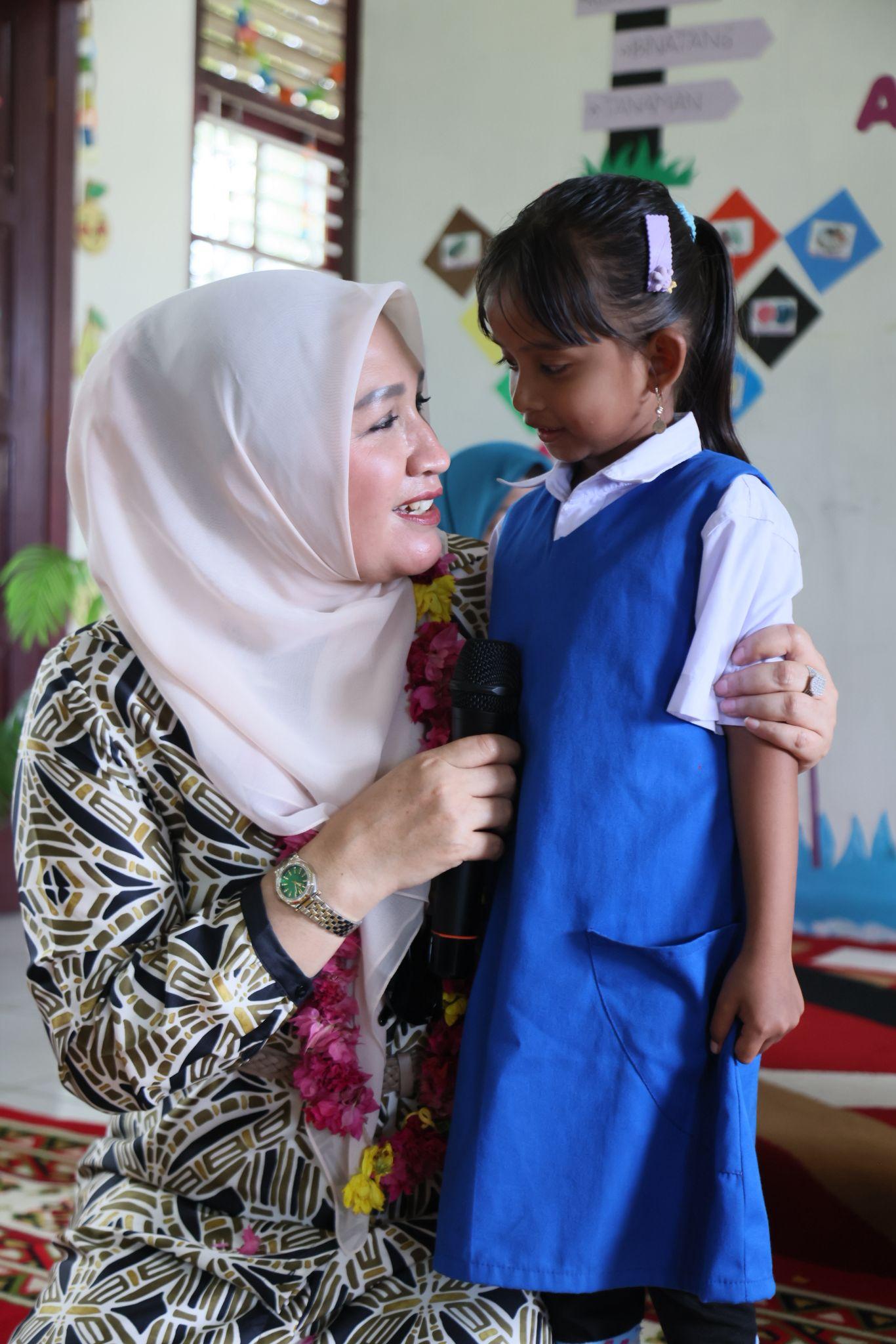 MERANGKUL MURID PAUD - Bunda PAUD Aceh, Marlina Muzakir merangkul seorang murid Pendidikan Anak Usia Dini (PAUD) Negeri Pembina, di Gampong Lampuyang, Kecamatan Pulo Aceh, Aceh Besar, sambil mengajaknya berinteraksi saat kunjungan kerja ke PAUD tersebut, Senin (13/10/2025). FOR PROHABA