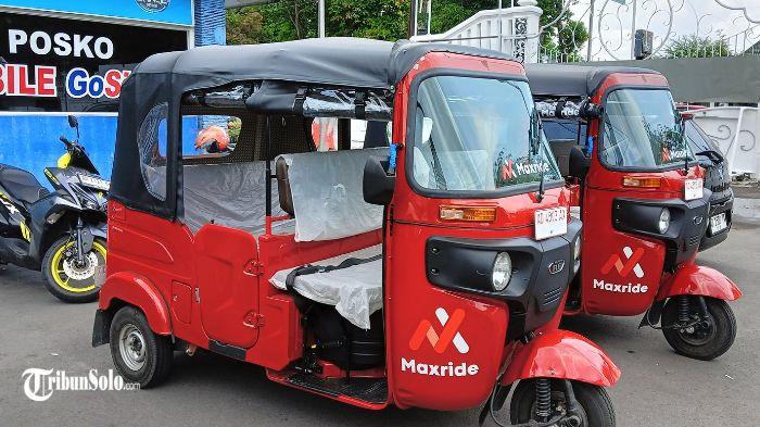 DITILANG - 2 kendaraan bermotor roda 3 jenis Bajaj milik aplikator Maxride diamankan petugas kepolisian dari Satlantas Polresta Solo. Mereka kedapatan beroperasi mengangkut penumpang tanpa dilengkapi surat-surat, Senin (27/10/2025).