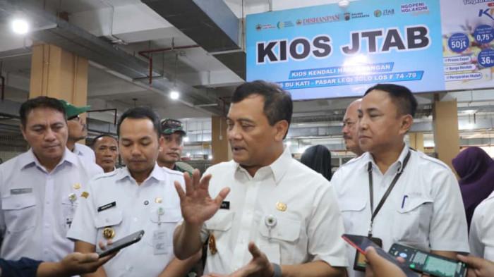 DIALOG DENGAN PEDAGANG. Gubernur Ahmad Luthfi usai meninjau Kios JTAB dan berdialog dengan pedagang di Pasar Legi, Kota Surakarta, Rabu, 8 Oktober 2025. Ahmad Luthfi menginginkan Kios JTAB ada di seluruh pasar di 35 kabupaten/kota di wilayahnya.