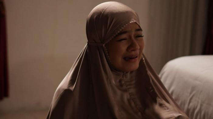 Air Mata di Ujung Sajadah 2 menawarkan emosi yang lebih intens, dilema yang lebih sulit, dan pesan yang lebih menyentuh tentang makna keluarga, pengorbanan, dan cinta ibu yang tidak ada batasnya.
