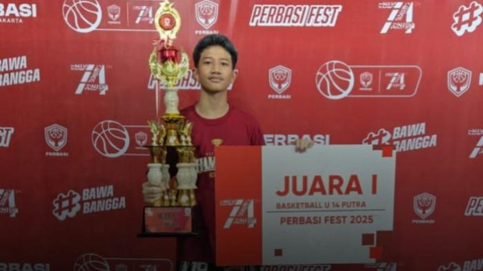 Secara individu, Ananda Muhammad Valent tampil memukau dengan menyabet juara 1 di kategori basketball U-14 Putra.