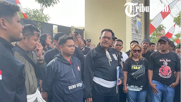 GERUDUK POLRES SUKOHARJO- Ratusan anggota perguruan silat mendatangi Markas Kepolisian Resor (Polres) Sukoharjo pada Selasa (5/8/2025). Kedatangan mereka untuk mempertanyakan perkembangan kasus penganiayaan dan pembakaran motor yang menimpa empat anggotanya di wilayah Kecamatan Baki, Kabupaten Sukoharjo pada Jumat 4 Juli 2025, dini hari.