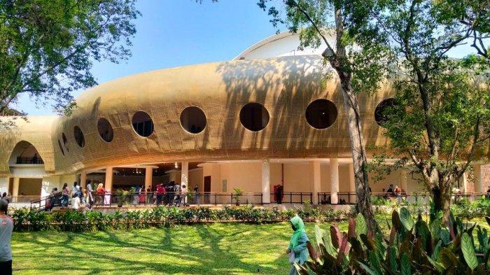 TAMAN BALEKAMBANG SOLO -  Bangunan baru gedung pertunjukan di Taman Balekambang Kota Solo, Jawa Tengah, Kamis (25/7/2024). Taman Balekambang jadi salah satu destinasi wisata romantis di Solo. (TRIBUN TRAVEL/NURUL INTANIAR)