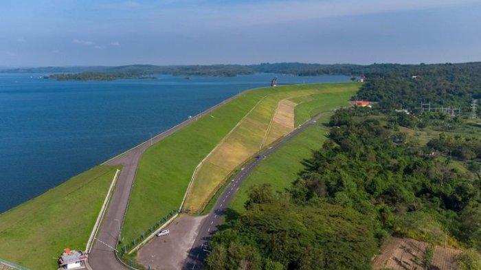 PLTA KEDUNG OMBO - Jalan di samping bendungan Waduk Kedung Ombo, Grobogan, Jawa Tengah, dilihat dari udara, pada 10 April 2023 lalu. Berikut rekomendasi wisata dekat Gunung Kemukus Sragen, (KOMPAS.com/ANGGARA WIKAN PRASETYA)