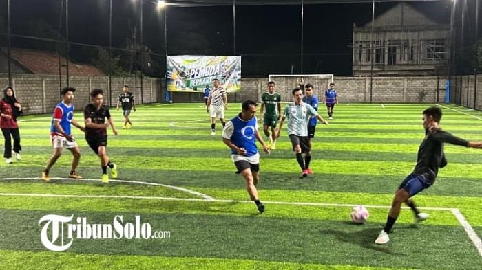 Fun Match Mini Soccer - Bupati Hamenang dan Wabup Benny, saat ramaikan fun match mini soccer ragam pemuda berkarya peringati sumpah pemuda di Kabupaten Klaten.