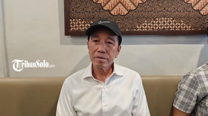 DUKUNG PSI - Presiden ke-7 RI Jokowi saat ditemui, Senin (13/10/2025). Jokowi menegaskan akan mendukung dan bekerja keras untuk Partai Solidaritas Indonesia (PSI). Jokowi mengungkapkan, pengalamannya selama menjadi politisi akan menjadi bekal dukungannya untuk partai yang dipimpin anaknya tersebut.