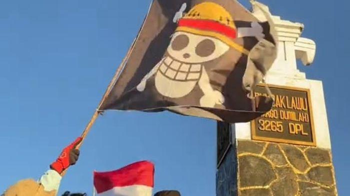 KIBARKAN ONE PIECE - Beredar di media sosial aksi video pendaki Gunung Lawu mengibarkan bendera Jolly Roger, dari salah satu anime Jepang, One Piece, Senin (4/8/2024). Dalam video itu, ada salah satu pendaki gunung Lawu mengibarkan salah satu bendera dari anime asal Jepang itu di sana.