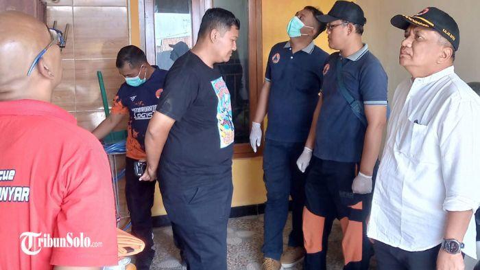 EVAKUASI MAYAT - Proses evakuasi mayat laki-laki Parubaya di rumah di Perum kanaya 5 B3, Desa Jati, Kecamatan Jaten, Kabupaten Karanganyar, Jum'at (1/8/2025). Diketahui, sebelum ditemukan meninggal dunia, korban mengeluh sakit kepala.