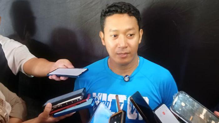 TEMBUS FINAL - Fredy Setiawan usai berlaga dalam laga perebutan tiket final Polytron Indonesia Para Badminton International (PIPBI) 2025 yang berlangsung pada Sabtu (1/11/2025) di GOR Indoor Manahan, Solo, Jawa Tengah. All Indonesian final dipastikan terjadi di nomor Ganda Campuran SL 3 - SU 5 yang mempertemukan Fredy Setiawan/Khalimatus Sadiyah dan Hikmat Ramdani/Leani Ratri Oktila.